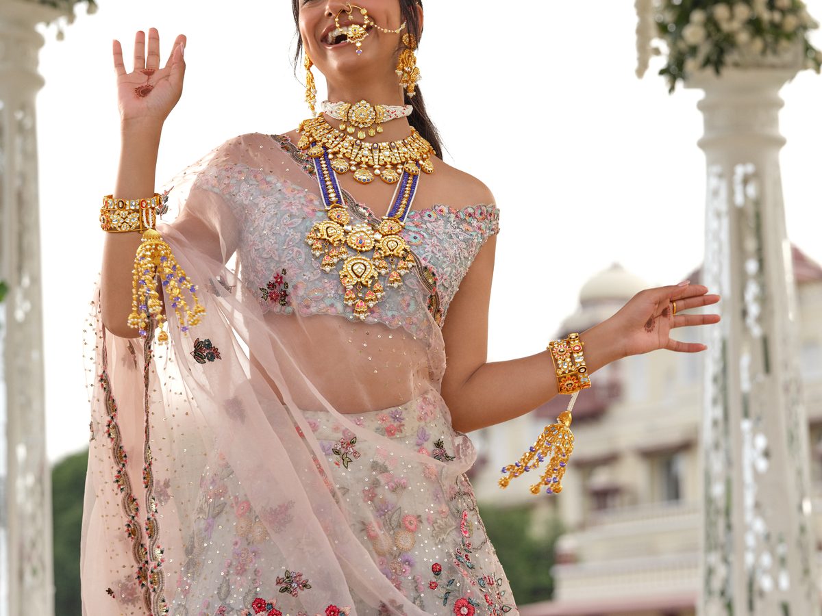 Bride in kundan and a blush lehenga